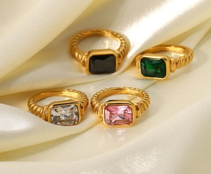 Bagues torsadées dorées avec pierres de zircone émeraude, rose, noire et transparente