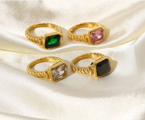 Bagues torsadées dorées avec zircons rectangulaires vert émeraude, rose, blanc et noir