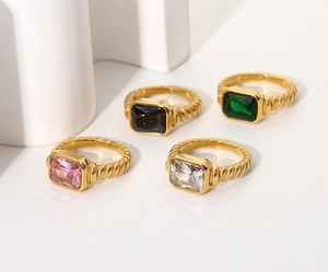 Bagues torsadées dorées avec zircons rectangulaires de différentes couleurs vives