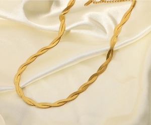 Collier en acier inoxydable plaqué or 18K avec trois chaînes serpent tressées et fermoir