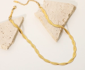 Collier en acier inoxydable plaqué or 18K avec une maille serpent plate tressée triple