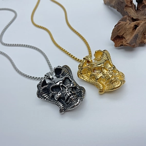 Collana con ciondolo teschio gotico con ali d'aquila in acciaio inossidabile argento e oro