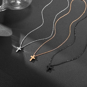 Détails de pendentifs croix minimalistes en finitions argent, or rose et acier noir