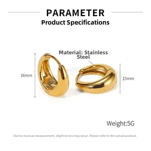 Vue macro de boucles d'oreilles créoles en acier doré poli mesurant 16 mm de hauteur
