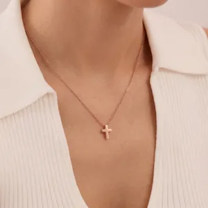 Collier Pendentif Croix en Acier Inoxydable Minimaliste pour Hommes Femmes Bijoux Unisexe Colliers Charme Croix Latine Polie Accessoire de Couleur Unie