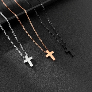 Trois colliers croix en acier inoxydable en argent, or rose et couleurs noires