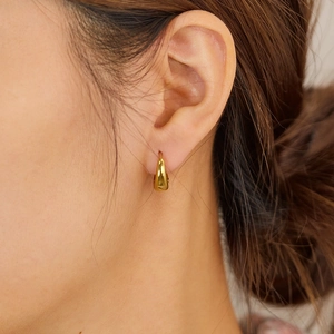 Élégantes boucles d'oreilles créoles dorées en U en acier poli pour un look minimaliste
