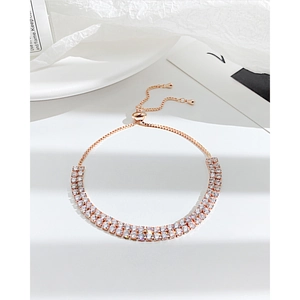 Gros plan d'un bracelet élégant à double rangée de zircons avec boucle réglable