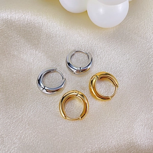 Boucles d'oreilles créoles polies en argent et or champagne sur soie beige pour femme