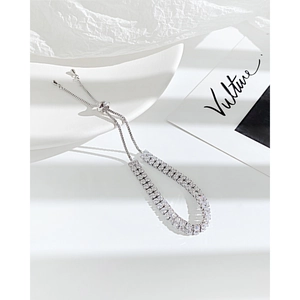 Détail du bracelet réglable en argent avec double rangée de zircons et fermoir coulissant