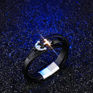 Detail eines mehrlagigen Lederarmbands mit silbernem Anker und Magnetverschluss