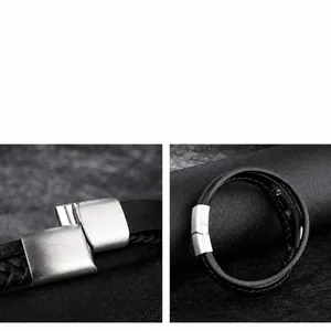 Detail eines geflochtenen Lederarmbands mit gebürstetem Magnetverschluss in Silberoptik