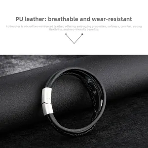 Detail eines mehrlagig geflochtenen Lederarmbands mit magnetischem Metallverschluss