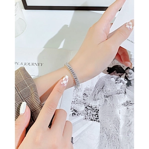 Bracelet rivière argenté à double rangée de cristaux étincelants porté par un mannequin
