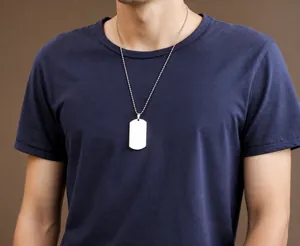 Mannequin homme portant un collier plaque d'identité argentée avec chaîne à billes