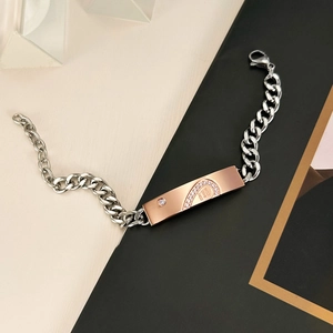 Dettaglio del bracciale cubano argento con piastra a cuore in oro rosa e cristalli lucidi