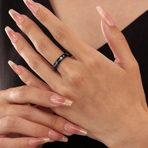 Dettaglio dell'anello nero His Queen con corona e zircone rosa indossato