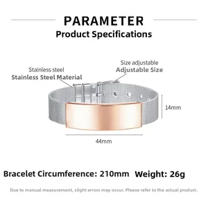 Détail du bracelet maille en acier réglable avec plaque or rose vierge de 44 mm