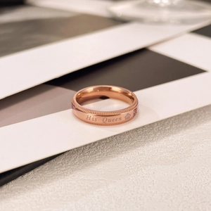 Dettaglio dell'anello His Queen in oro rosa con corona e una piccola gemma rosa