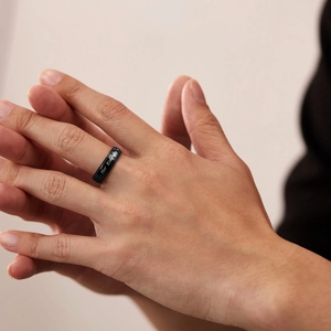 Dettaglio dell'anello in acciaio al titanio nero opaco con incisione Her King e corona