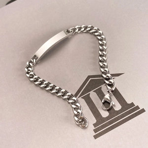Dettaglio del bracciale a catena in acciaio inossidabile con piastra personalizzabile e chiusura