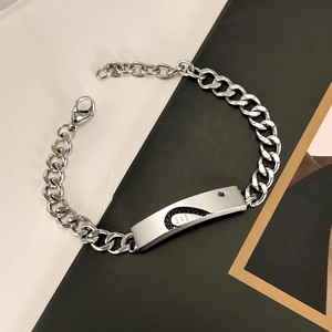 Classico bracciale a catena groumette in argento con piastra incisa e chiusura a moschettone