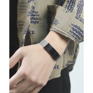 Bracelet milanais argenté minimaliste avec plaque rectangulaire noire pour hommes