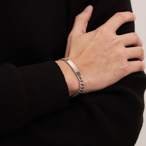 Dettaglio del bracciale a maglia cubana minimalista in acciaio inossidabile argento