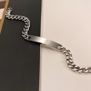 Bracciale ID in acciaio al titanio lucido con catena spessa e barra personalizzabile