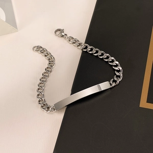 Dettaglio del bracciale a catena cubana in acciaio inossidabile argento con targa ID