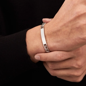 Bracciale a catena minimalista in acciaio al titanio argento con targhetta rettangolare lucida
