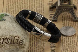 Primer plano de pulsera para hombre de cuero trenzado de doble capa con cierre de metal