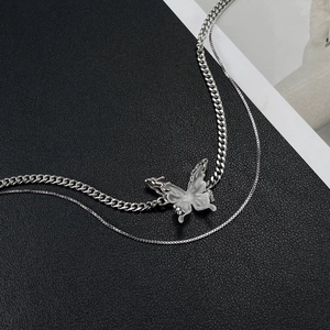 Zweilagige Edelstahl-Halskette mit silberner Panzerkette und elegantem Schmetterling