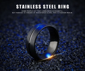 Primer plano del anillo de acero inoxidable negro mate con acabado cepillado y ranura