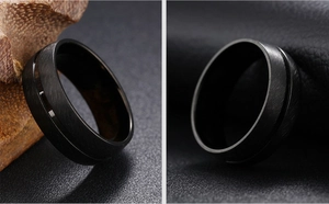 Detalle de un anillo de acero inoxidable negro cepillado con acabado mate y ranura