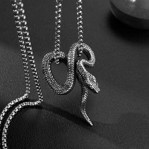 Macro detail van zilveren slangenhanger met realistische schubtextuur en stalen ketting
