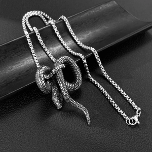 Macro detail van punk slangenhanger met realistische schubbenstructuur aan ketting