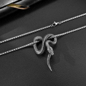 Detailopname van de slangen hanger ketting met schubbenstructuur en box-ketting
