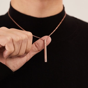 Collier avec pendentif cylindrique en acier inoxydable rose doré et cristal brillant