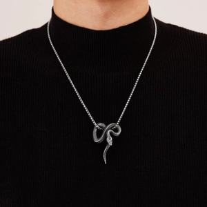 Retro roestvrijstalen slangenketting met gedetailleerde schubben op een zwarte trui