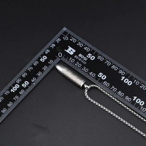 Collar con colgante de bala de acero inoxidable cepillado con regla de medición
