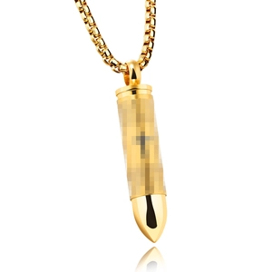 Colgante de bala de acero inoxidable dorado con grabado de cruz sobre fondo blanco limpio