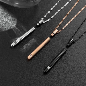 Colliers bouteille de parfum cylindriques tricolores avec détails en cristal brillant