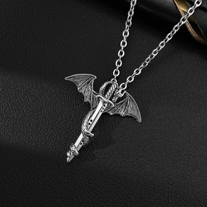 Makroansicht der silbernen Drachen-Schwert-Halskette mit einer Vintage-Kreuz-Silhouette