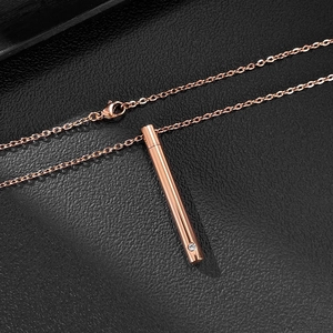 Détail du pendentif urne cylindrique or rose avec petit cristal sur cuir noir