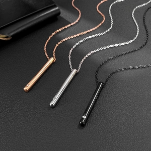 Lot de colliers urnes pour cendres en or rose, argent et noir sur cuir
