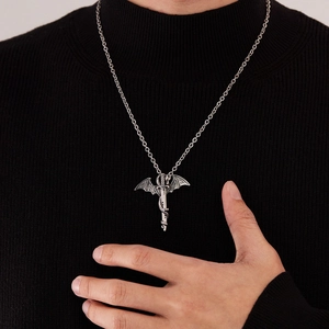 Detailaufnahme der Drachen-Schwert-Halskette im Gothic-Stil in Altsilber