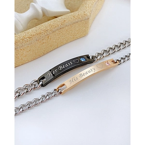 Détail des bracelets de couple Her Beast et His Beauty avec cristaux bleus et roses
