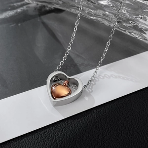 Dettaglio della collana a cuore bicolore con chiusura a vite per ceneri commemorative