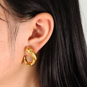 Orecchini a Cerchio in Acciaio Inossidabile Stile Francese Minimalista Oro Martellato a Forma di J Texture Lavica Irregolare Donna